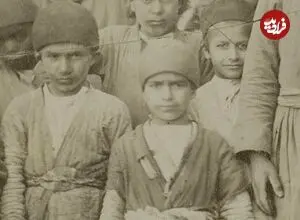 عکس| سفر زمان؛ عکس یادگاری «بچه‌های تهران» در دوران ناصرالدین شاه