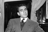 عکس| سفر در زمان؛ «محمدرضا پهلوی  و همسر دوم اش» در حال ترک سفارت ایران در لندن؛ سال 1333