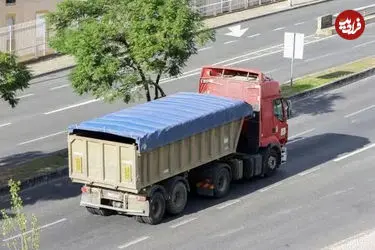 ببینید| برزنت رهاشده از کامیون، شیشه جلو خودرو را پوشاند