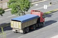 ببینید| برزنت رهاشده از کامیون، شیشه جلو خودرو را پوشاند