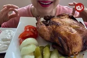 ببینید| غذا خوردن با صدا؛ خوردن یک مرغ کامل بریان به روش دختر جوان سوئدی