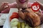 ببینید| غذا خوردن با صدا؛ خوردن یک مرغ کامل بریان به روش دختر جوان سوئدی