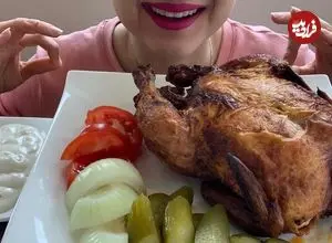 ببینید| غذا خوردن با صدا؛ خوردن یک مرغ کامل بریان به روش دختر جوان سوئدی