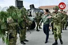 ببینید| وزیر دفاع ژاپن در تمرین نیروهای نخبه با کوله پشتی ۴۰ کیلویی