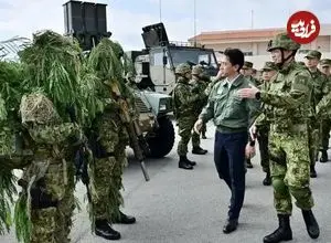 ببینید| وزیر دفاع ژاپن در تمرین نیروهای نخبه با کوله پشتی ۴۰ کیلویی