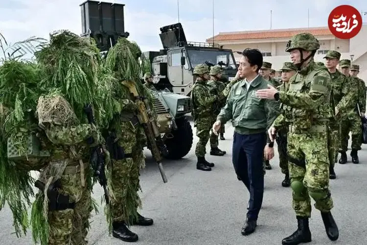 ببینید| وزیر دفاع ژاپن در تمرین نیروهای نخبه با کوله پشتی ۴۰ کیلویی
