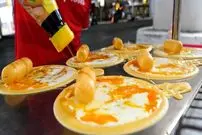 ببینید| غذای خیابانی در تایلند؛ تهیه محبوب ترین پنکیک تخم مرغ در بانکوک