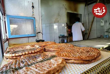 عکس| سفر به ایران قدیم؛ «تهرانی ها» مقابل یک نانوایی در شب؛ دهه 50