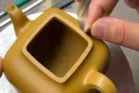 ببینید؛ مراحل ساخت قوری مربعی شکل باستانی توسط استاد سفالگر چینی