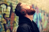 چرا موسیقی تا این حد روی ما تأثیر می‌گذارد؟