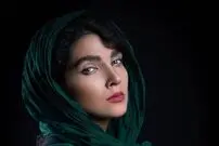 عکس| سفر زمان؛ استایل رنگارنگ «سارا رسول زاده» در نمایش «مارلون براندو»