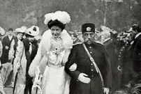 عکس| سفر به تاریخ؛ عکس یادگاری «زن‌های مظفرالدین شاه» در حیاط قصر