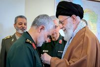 عکس؛ سفر به تاریخ؛ «سردار سلیمانی و دریادار شمخانی» در میان رزمندگان در نخلستان؛ دهۀ 60