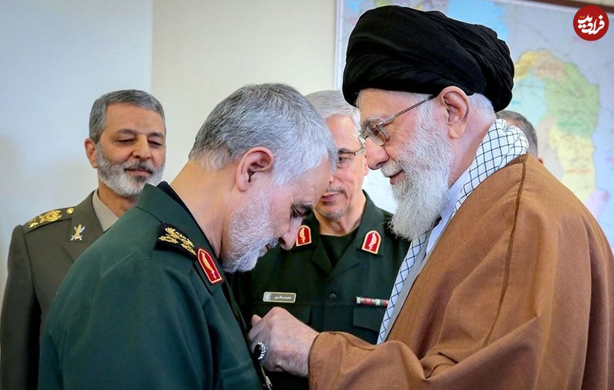 عکس؛ سفر به تاریخ؛ «سردار سلیمانی و دریادار شمخانی» در میان رزمندگان در نخلستان؛ دهۀ 60