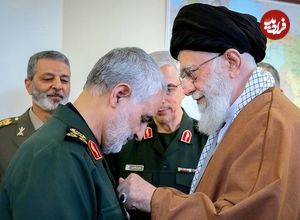 عکس؛ سفر به تاریخ؛ «سردار سلیمانی و دریادار شمخانی» در میان رزمندگان در نخلستان؛ دهۀ 60