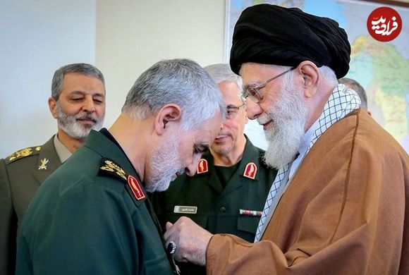 عکس؛ سفر به تاریخ؛ «سردار سلیمانی و دریادار شمخانی» در میان رزمندگان در نخلستان؛ دهۀ 60