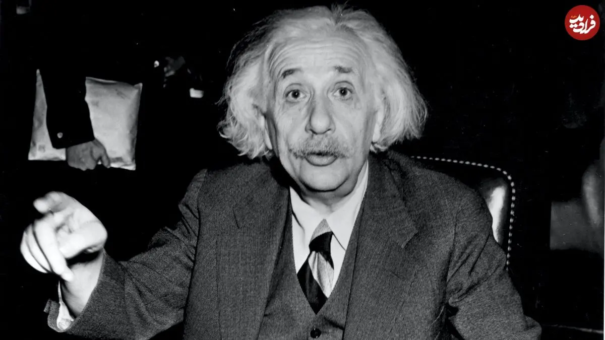 عکس| سفر در زمان؛ «آلبرت انیشتین» در حال دست دادن با شهردار فیوریلو لاگاردیا؛ دهه 1300