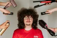 تصاویر| واکنش طرفدار منچستر یونایتد به شایعات درباره میلیونر شدنش پس از کوتاه نکردن مو