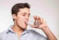 حتی اگر تشنه نیستید، این ۶ علامت می‌گوید بدن‌تان آب می‌خواهد!