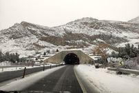 عکس؛ سفر در زمان؛ «خودروی فولکس‌ قورباغه‌ای در جاده خاکی چالوس»؛ دهه 30