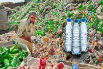 ببینید| فرآیند تولید بطری های پلاستیکی از طریق بازیافت ضایعات در پاکستان
