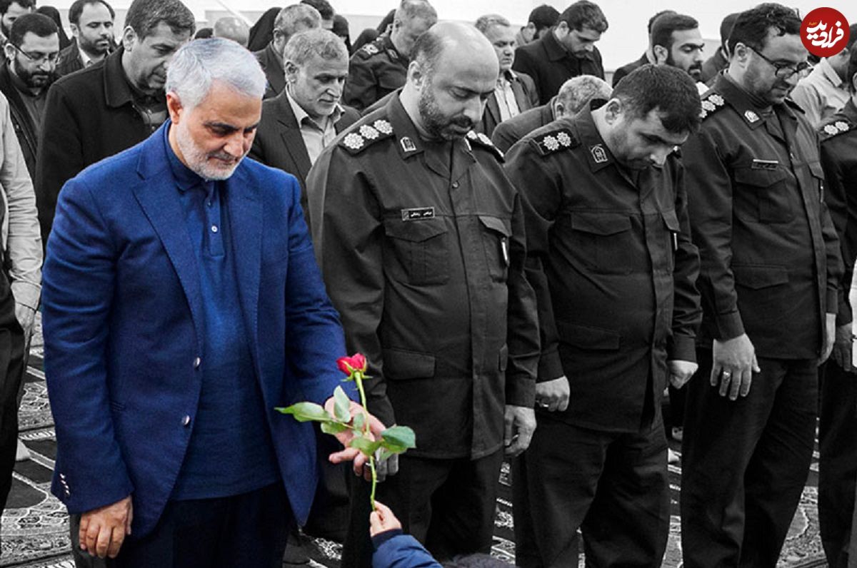عکس؛ سفر در زمان؛ «سردار سلیمانی» در حال وداع با همرزمان اش پیش از عملیات؛ دهه 60