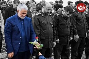 عکس؛ سفر در زمان؛ «سردار سلیمانی» در حال وداع با همرزمان اش پیش از عملیات؛ دهه 60