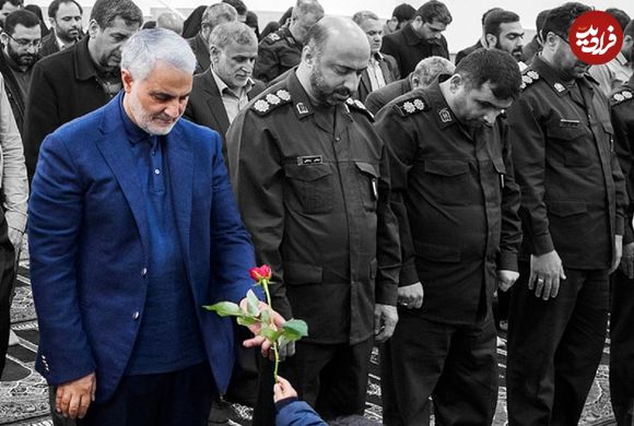 عکس؛ سفر در زمان؛ «سردار سلیمانی» در حال وداع با همرزمان اش پیش از عملیات؛ دهه 60
