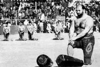 عکس| سفر در زمان؛ «محمدعلی کلی» در کنار «شعبان بی مخ» در زورخانه در تهران؛ سال 55