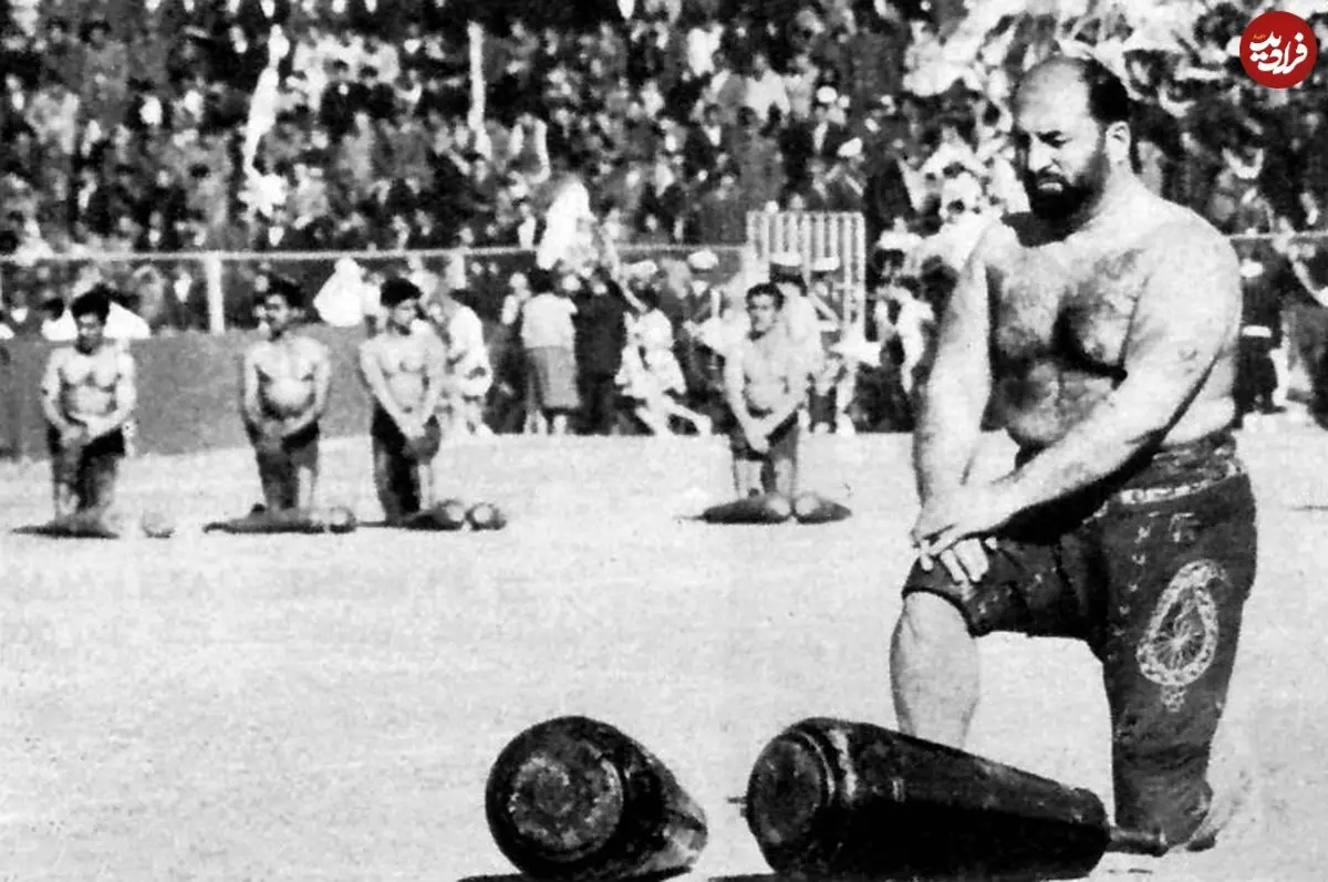 عکس| سفر در زمان؛ «محمدعلی کلی» در کنار «شعبان بی مخ» در زورخانه در تهران؛ سال 55