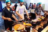 ببینید؛ غذای خیابانی در پاکستان؛ دنده کباب بز و خورشت کاری بره در کراچی