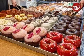 ببینید| غذای خیابانی در کره؛ پخت محبوب ترین دونات ها در سئول