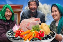 ببینید؛ غذای روستایی در افغانستان؛ پخت یک غذای محلی با مرغ، سیب زمینی و هویج روی سنگ 