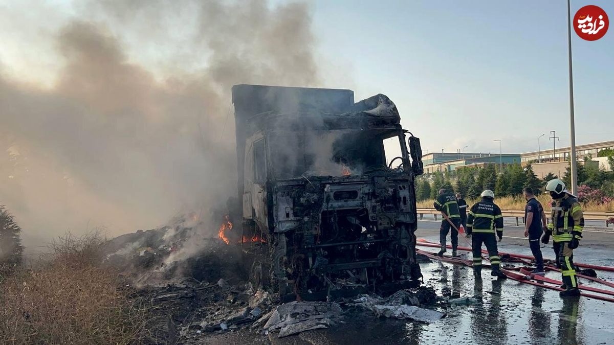 ( ویدیو) اولین تصاویر از آتش گرفتن یک خودروی سواری روی ماشین یدک‌کش بعد از تصادف با کامیون وسط اتوبان