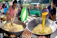 ببینید| غذای خیابانی در اندونزی؛ تهیه غذا با برنج و 300 تخم مرغ در جاکارتا