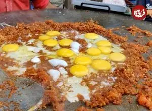 ببینید| غذای خیابانی در هند؛ تهیه املت تند پرطرفدار در بمبئی