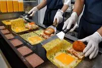 ببینید| غذای خیابانی در کره؛ تهیه ساندویچ با ژامبون، تخم مرغ و پنیر در سئول