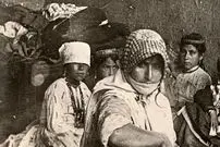 عکس| سفر به ایران قدیم؛ زن‌های ارمنی دوران قاجار کنار تنور در حال پختن نان
