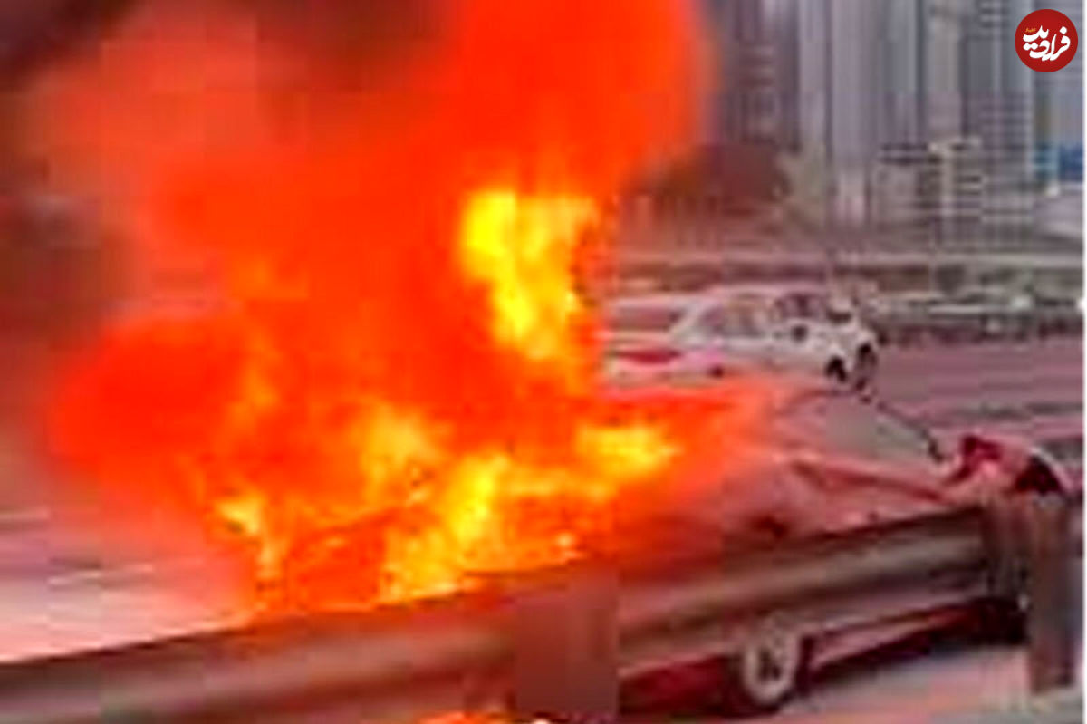 (ویدئو) آتش گرفتن هولناک خودرو لوکس فراری در اتوبان شیخ زاید دبی