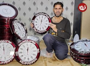 ببینید؛ مراحل تولید ساعت دیواری دست ساز در کارگاهی در پاکستان