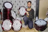 ببینید؛ مراحل تولید ساعت دیواری دست ساز در کارگاهی در پاکستان