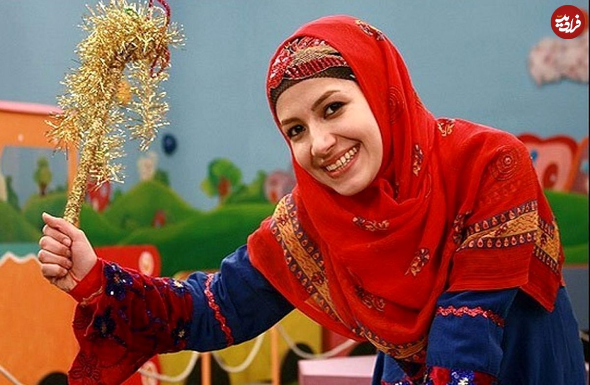 عکس؛ سفر به تاریخ؛ چهرۀ «ملیکا زارعی» (خاله شادونه) در نوجوانی در بین همکلاسیهایش