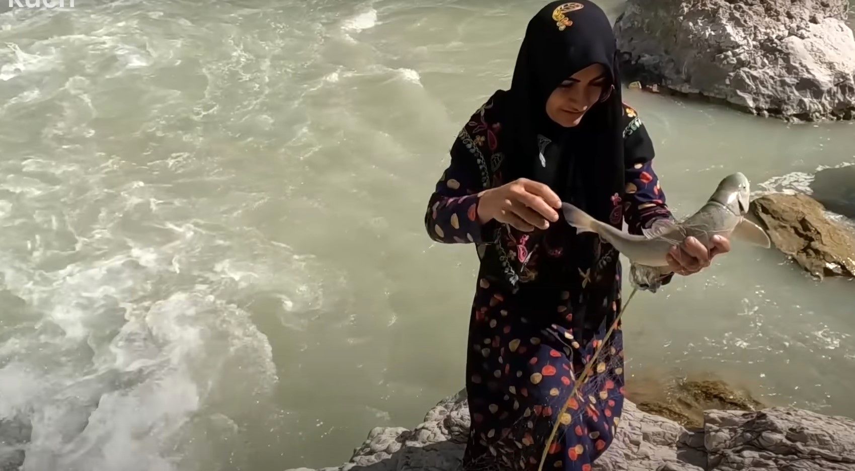 (ویدئو) صید ماهرانه دو ماهی در رودخانه ای خروشان توسط بانوی عشایر ایرانی