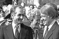 عکس؛ سفر در زمان؛ دیدار «ثریا و محمدرضا پهلوی با دکتر مصدق»؛ سال 1331