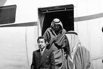عکس؛ سفر در زمان؛ «پادشاه عربستان در حال نشان دادن شاهین هایش به امپراتور ژاپن»؛ سال 1359