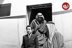 عکس؛ سفر در زمان؛ «پادشاه عربستان در حال نشان دادن شاهین هایش به امپراتور ژاپن»؛ سال 1359