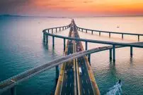 وقتی سنگ غرق می‌شود، چطور پل هزار تُنی وسط اقیانوس دوام می‌آورد؟