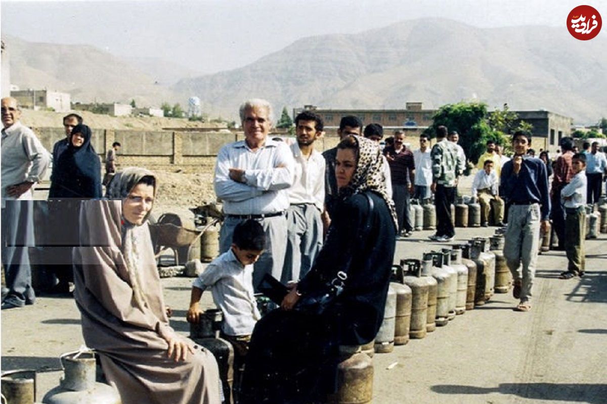 (تصاویر) سفر به ایران قدیم؛ سقوط هواپیمای مسافربری اصفهان‌‌، صف کپسول گاز، ناو سهراب ‌‌و عمورضا هادی