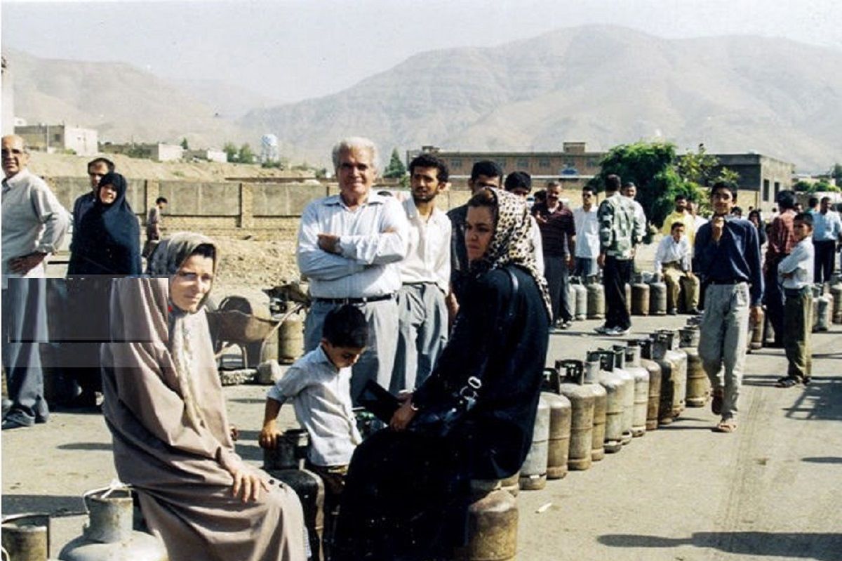 (تصاویر) سفر به ایران قدیم؛ سقوط هواپیمای مسافربری اصفهان‌‌، صف کپسول گاز، ناو سهراب ‌‌و عمورضا هادی