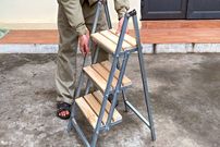 ببینید| مراحل ساخت یک نردبان فلزی تاشو خلاقانه توسط صنعتگر چینی